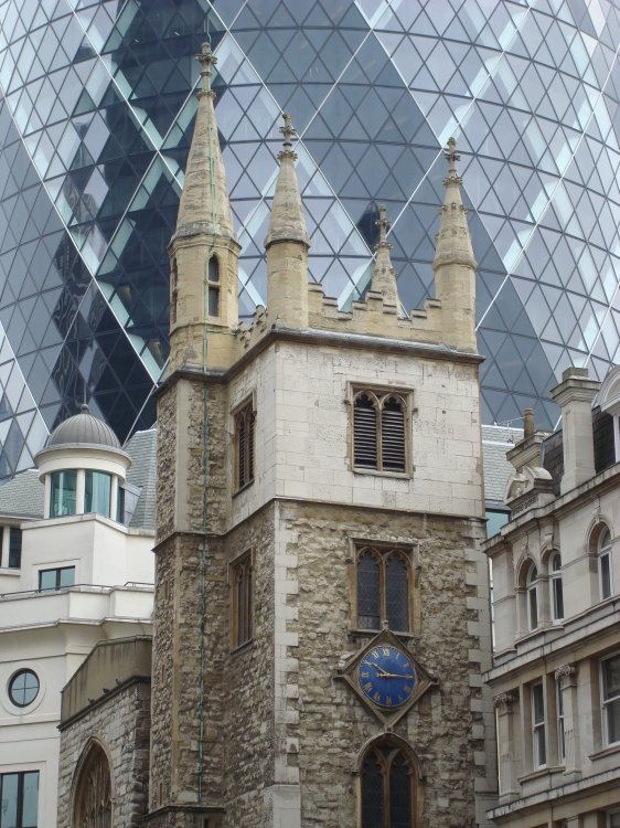 uksep07dsc01006standrewsdwarfedbythegherkin.jpg