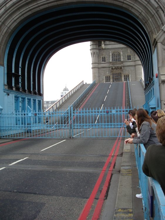 uksep07dsc01038towerbridgeopening.jpg