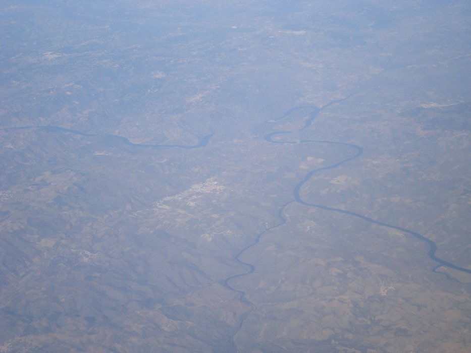 vtsportugalnov2007dsc02090confluenceoftheriverdourowiththesaborandthecoa.jpg