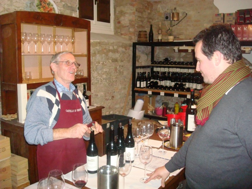 barolo07dsc01984coownerfrancobiancoservesonethirstycustomer.jpg