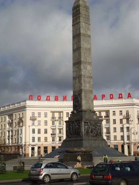 minskoct2008005englandfanslaidawreathatthewarmemorial.jpg