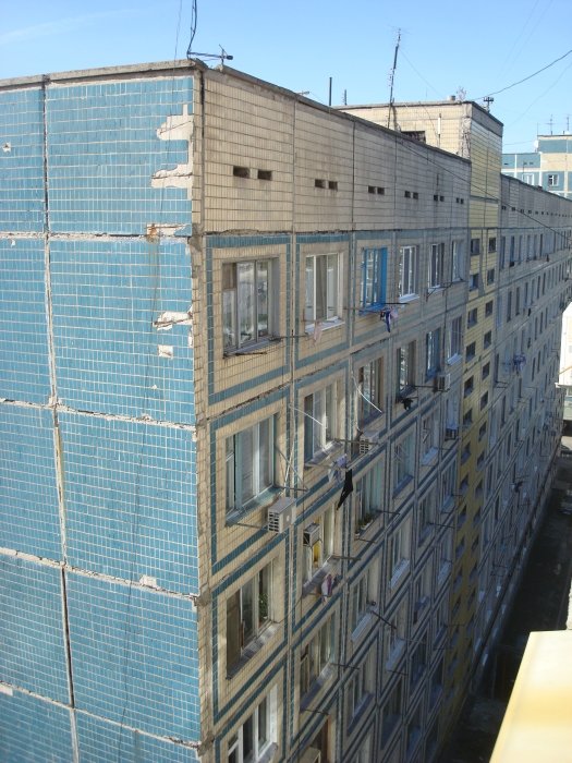 ukraineoct0913rundownexsoviethousingblock.jpg